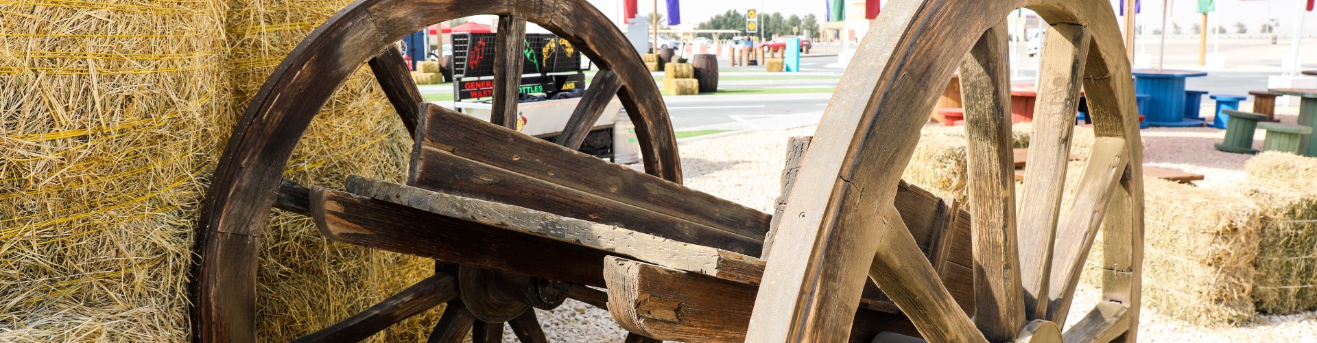 عربة خشبية قديمة تستخدم كديكور 